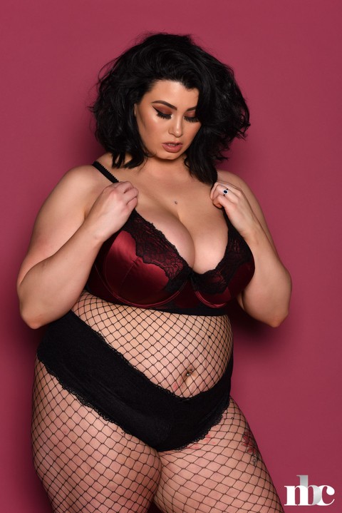 Full-figured babe Kiki exposes her saggy tits while posing in body stockings | Фото 4