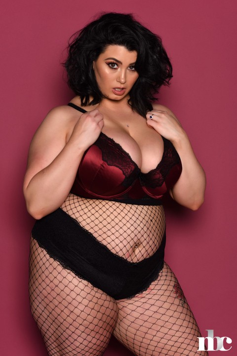 Full-figured babe Kiki exposes her saggy tits while posing in body stockings | Фото 5