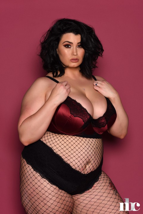 Full-figured babe Kiki exposes her saggy tits while posing in body stockings | Фото 6