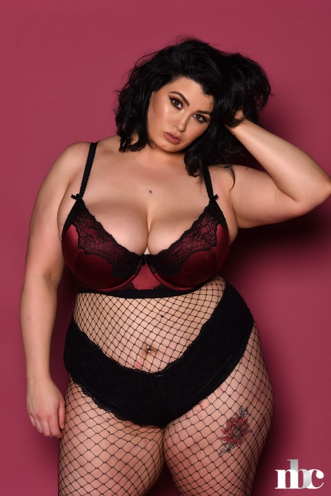 Full-figured babe Kiki exposes her saggy tits while posing in body stockings | Фото 8