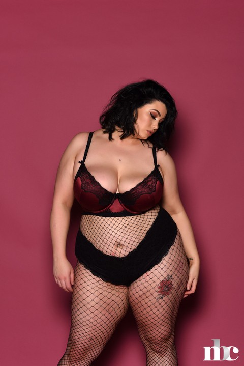 Full-figured babe Kiki exposes her saggy tits while posing in body stockings | Фото 9