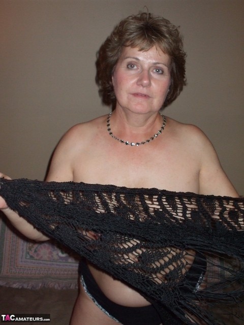 Erotic mature wife Busty Bliss shes lace shawl to spread topless in sexy thong | Фото 1