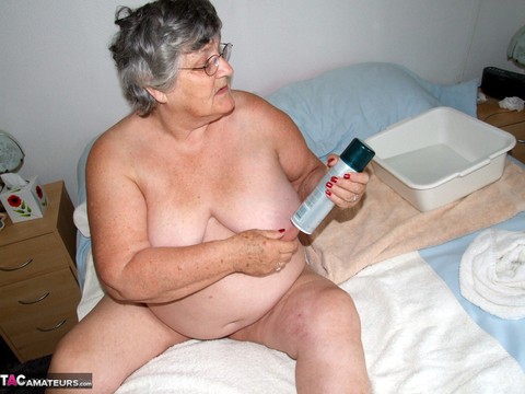 Obese woman Grandma Libby gives her underarms and snatch a fresh shave | Фото 2