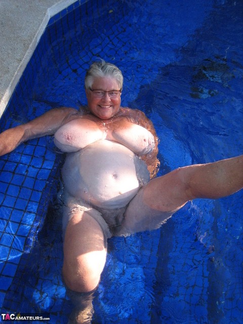 Fat nan Girdle Goddess goes for a skinny dip in a backyard pool | Фото 16