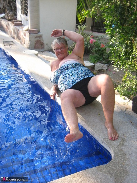 Fat nan Girdle Goddess goes for a skinny dip in a backyard pool | Фото 4