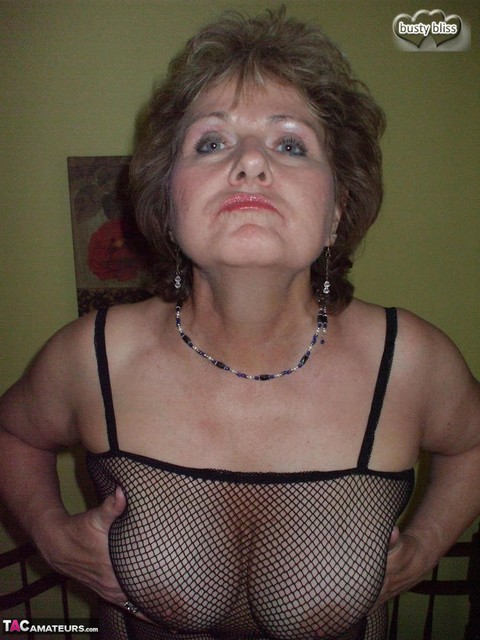 Older woman Busty Bliss takes a cock in her mouth during POV action | Фото 6