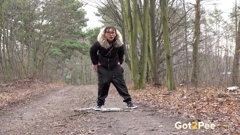 Solo girl Natasha Ink squats for a pee on a dirt road in glasses and a coat | Фото 12