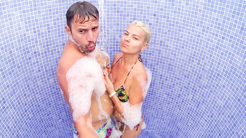 Blonde chick Jasmine Rouge blows and jerks off her guy while they bathe | Фото 9