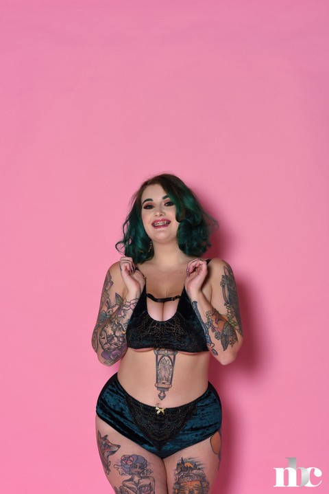 Voluptuous model Galda Lou gets rid of her lingerie & shows her inked curves | Фото 1