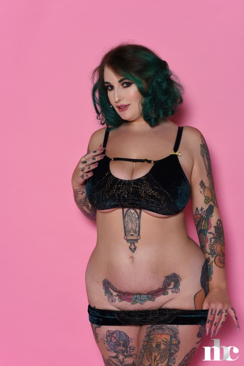 Voluptuous model Galda Lou gets rid of her lingerie & shows her inked curves | Фото 10