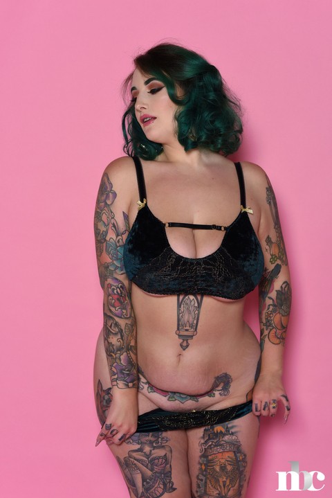 Voluptuous model Galda Lou gets rid of her lingerie & shows her inked curves | Фото 11