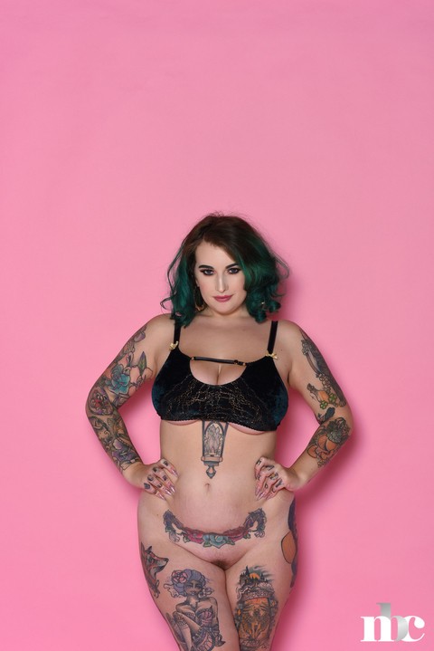 Voluptuous model Galda Lou gets rid of her lingerie & shows her inked curves | Фото 13