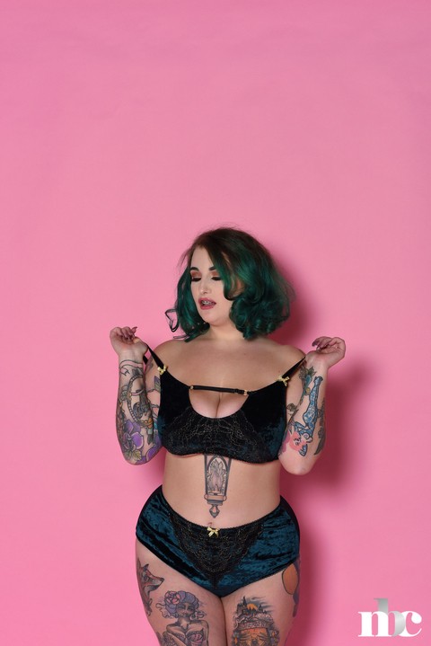 Voluptuous model Galda Lou gets rid of her lingerie & shows her inked curves | Фото 2