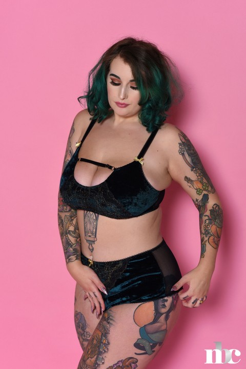 Voluptuous model Galda Lou gets rid of her lingerie & shows her inked curves | Фото 4