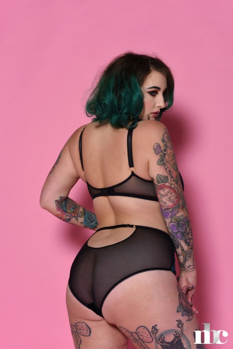 Voluptuous model Galda Lou gets rid of her lingerie & shows her inked curves | Фото 5