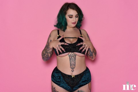 Voluptuous model Galda Lou gets rid of her lingerie & shows her inked curves | Фото 8