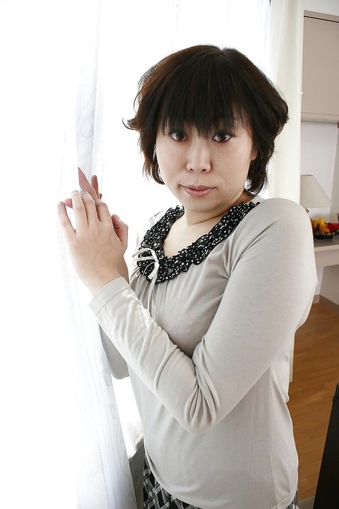 Yoshiko Sakai loves fingering hairy pussy and playing with vibrator | Фото 2