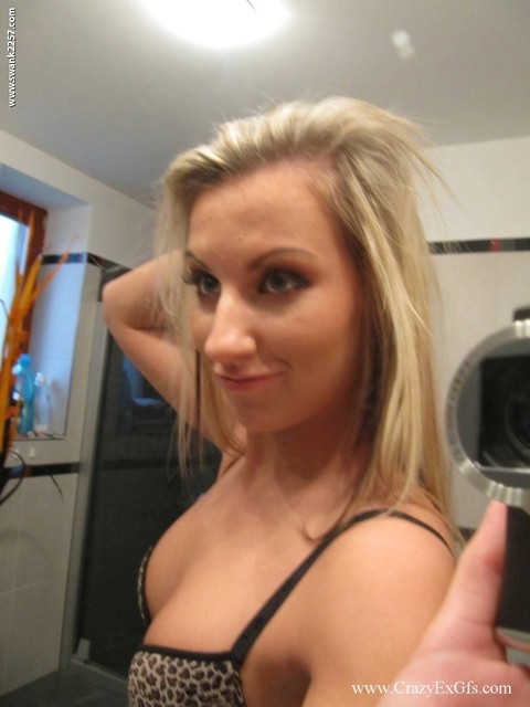 Blonde amateur gets totally naked while taking self shots in a bathroom mirror | Фото 3