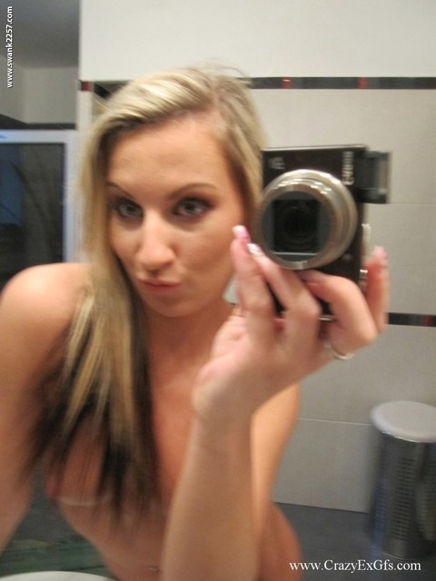 Blonde amateur gets totally naked while taking self shots in a bathroom mirror | Фото 9