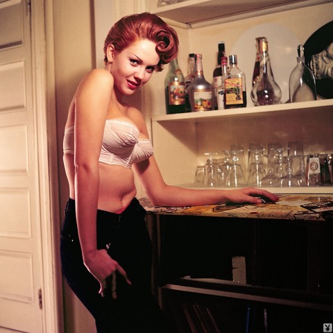 Gorgeous American pin-up Colleen Farrington flaunts retro curves & big tits | Фото 4