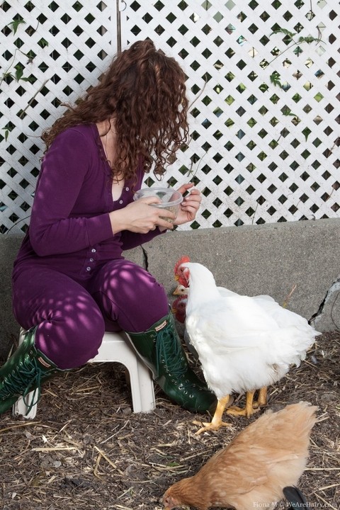 Amateur chicken lady Fiona M strips nude & displays her hairy vagina outdoors | Фото 2