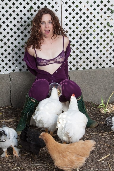 Amateur chicken lady Fiona M strips nude & displays her hairy vagina outdoors | Фото 3