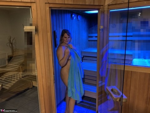 Middle-aged blonde Sweet Susi covers herself with a towel after sauna action | Фото 20
