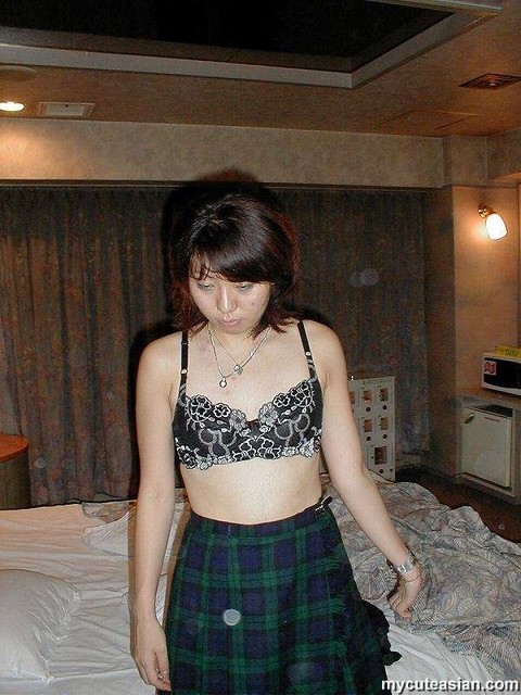 Japanese chick with a hairy pussy partakes in sex acts inside studio apartment | Фото 14