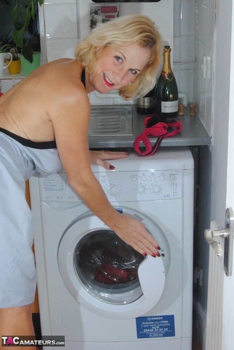 Mature MILF with blonde hair wears only an apron while devouring a banana | Фото 2