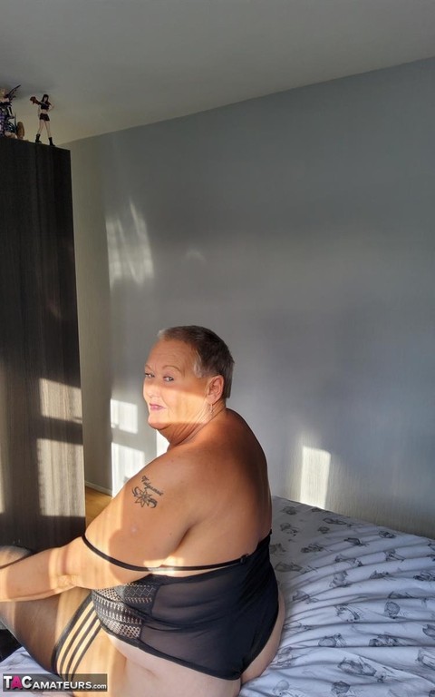 Overweight granny Valgasmic Exposed uncovers her boobs on her bed in stockings | Фото 14