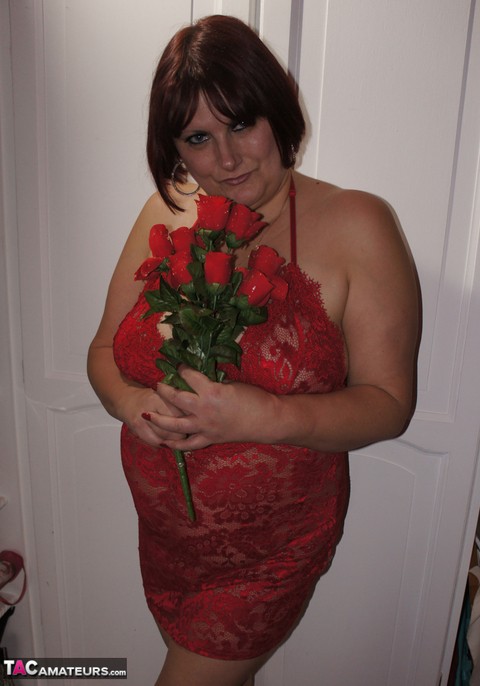 Busty mature lady holds roses while being joined by topless girlfriends | Фото 10