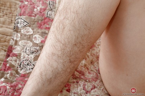 Aged brunette female Simone Delilah showing off hairy pits and legs | Фото 13