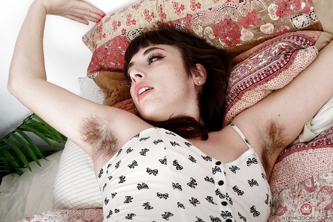 Aged brunette female Simone Delilah showing off hairy pits and legs | Фото 2