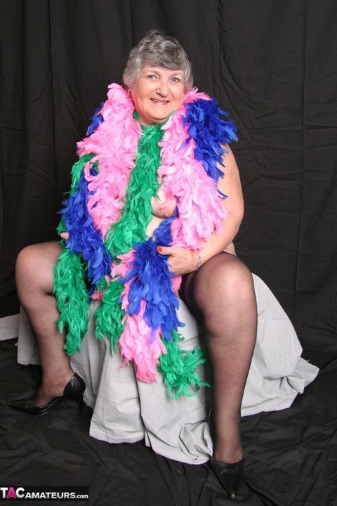 Fat UK amateur Grandma Libby shows her big tits while draped in feather boas | Фото 1