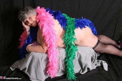 Fat UK amateur Grandma Libby shows her big tits while draped in feather boas | Фото 12