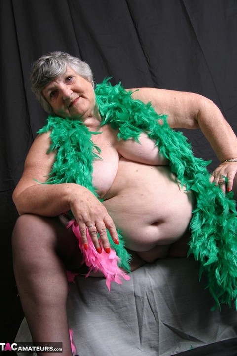 Fat UK amateur Grandma Libby shows her big tits while draped in feather boas | Фото 14