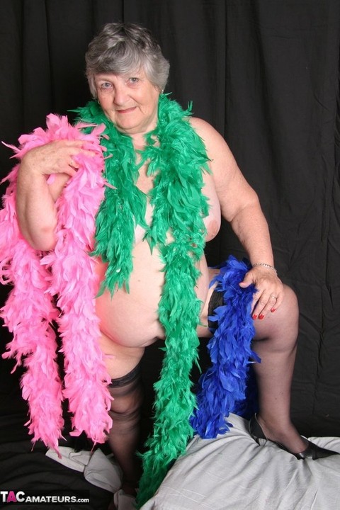 Fat UK amateur Grandma Libby shows her big tits while draped in feather boas | Фото 15