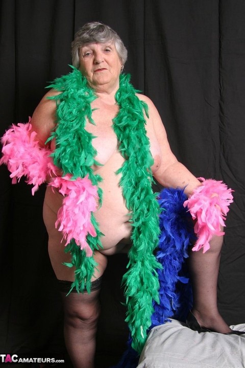 Fat UK amateur Grandma Libby shows her big tits while draped in feather boas | Фото 17