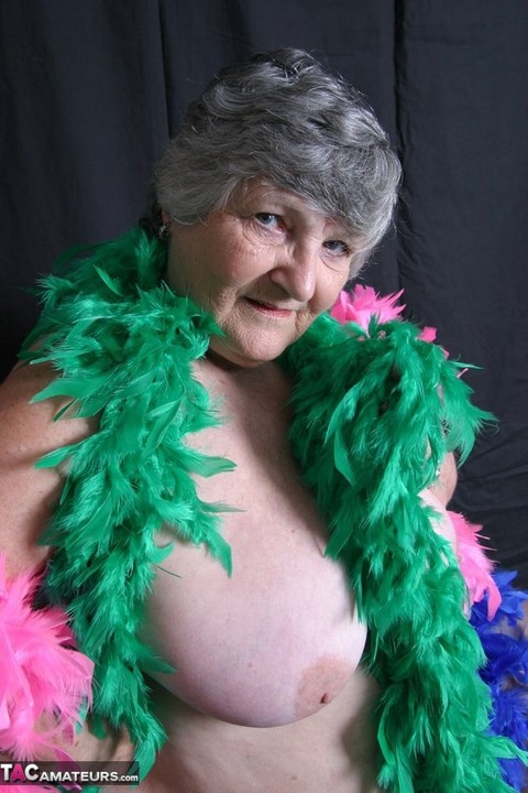 Fat UK amateur Grandma Libby shows her big tits while draped in feather boas | Фото 18