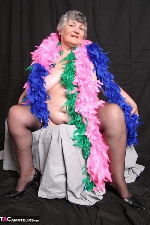 Fat UK amateur Grandma Libby shows her big tits while draped in feather boas | Фото 2