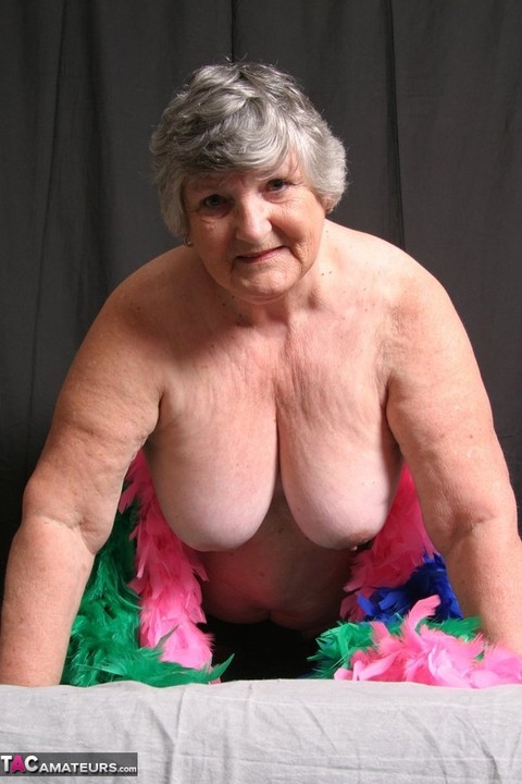 Fat UK amateur Grandma Libby shows her big tits while draped in feather boas | Фото 20