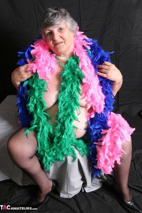 Fat UK amateur Grandma Libby shows her big tits while draped in feather boas | Фото 3