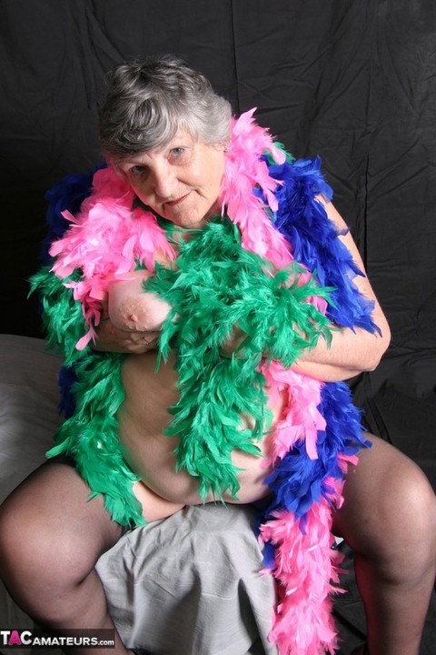 Fat UK amateur Grandma Libby shows her big tits while draped in feather boas | Фото 4