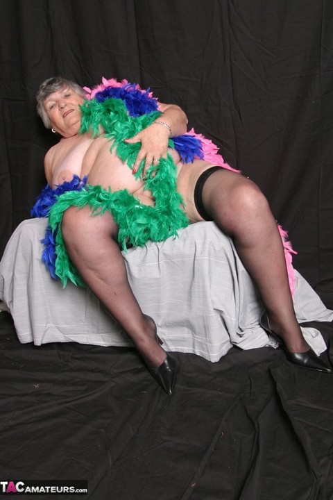 Fat UK amateur Grandma Libby shows her big tits while draped in feather boas | Фото 6