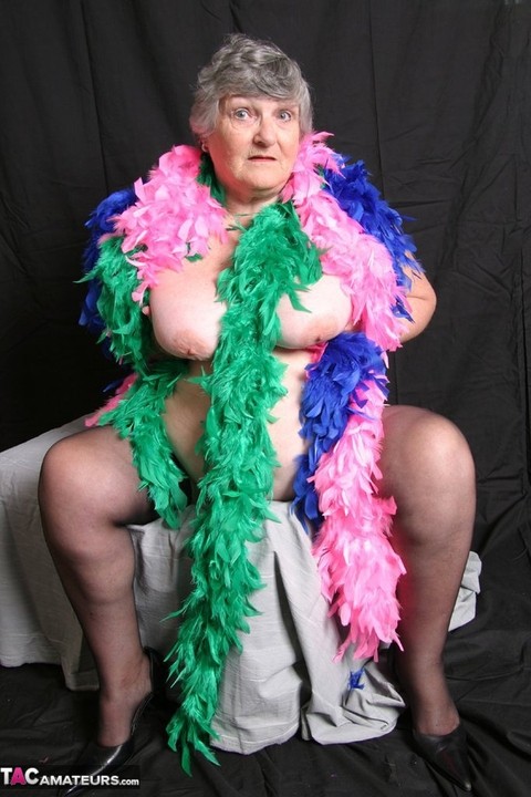 Fat UK amateur Grandma Libby shows her big tits while draped in feather boas | Фото 8