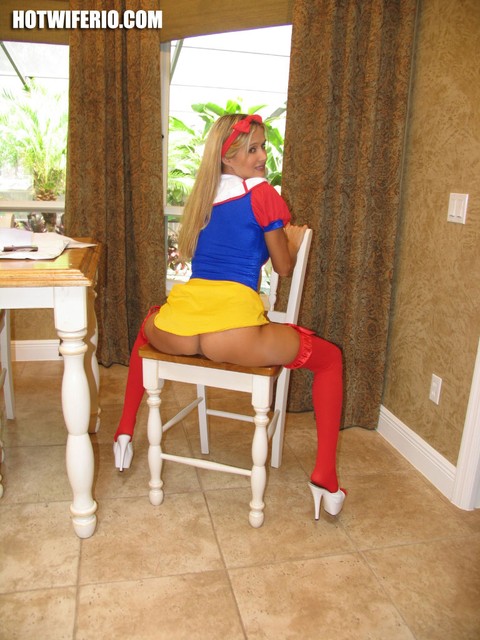 Blonde amateur changes into cosplay attire at a kitchen table | Фото 14