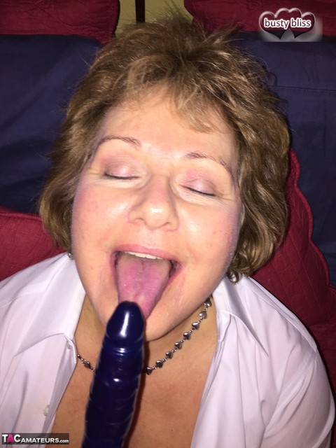 Mature woman Busty Bliss licks a penis while playing with a sex toy | Фото 5