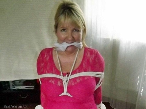 Mature lady with blonde hair ha her big naturals exposed after being tied up | Фото 16