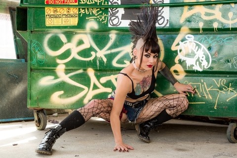 Tattooed punk rocker Amelia Dire stripping nude with hair in Mohawk | Фото 2