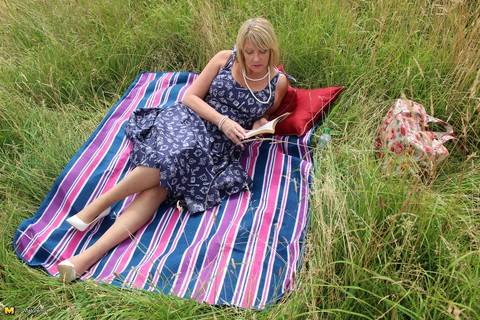 Older UK gets banged doggystyle on a blanket next to a hay field | Фото 1